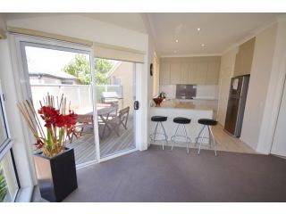 SANDPIPER 10 - Close to town Guest house, Inverloch - 1