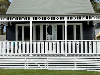 Sandpiper - charming beach villa Villa, Port Fairy - 2