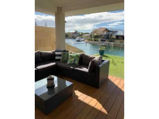 Sandpiper Island Tranquil Waterfront Views & Jetty Guest house, Wannanup - 3