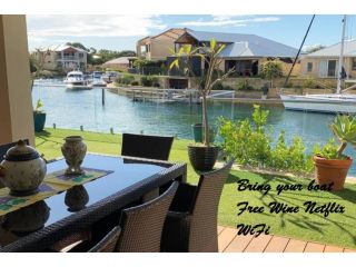 Sandpiper Island Tranquil Waterfront Views & Jetty Guest house, Wannanup - 2