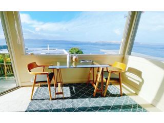 Sandy Bay Beachside Cottage Incredible Waterview Guest house, Sandy Bay - 2