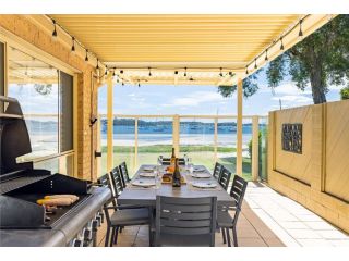 Sandy Beach House - Corlette Waterfront Guest house, Corlette - 4