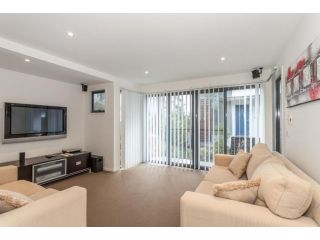 Sandy Beach One Apartment, Lorne - 4