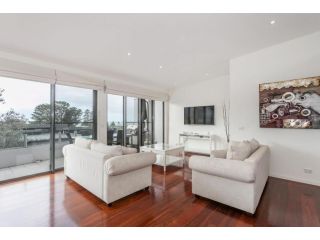 Sandy Beach One Apartment, Lorne - 2