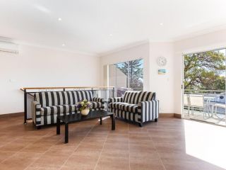 Sandy Point Luxury', 117a Sandy Point Road - air con & foxtel Guest house, Corlette - 1