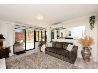 Scarborough Villa on Duke - EXECUTIVE ESCAPES Guest house, Perth - 2