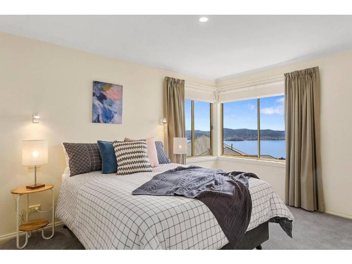 Scenic Sandy Bay Home with Stylish Interior Guest house, Sandy Bay - imaginea 10
