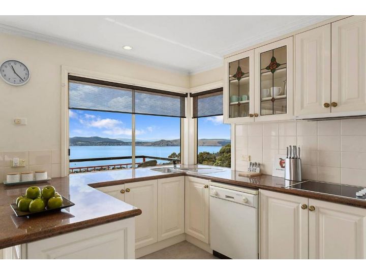 Scenic Sandy Bay Home with Stylish Interior Guest house, Sandy Bay - imaginea 5