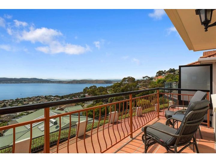 Scenic Sandy Bay Home with Stylish Interior Guest house, Sandy Bay - imaginea 2