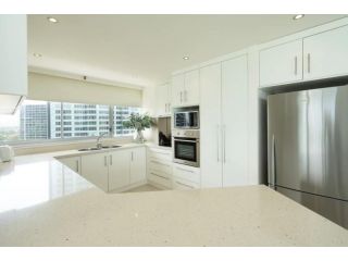 Resort Style Beach Apartment - Surfers Paradise Apartment, Gold Coast - 3