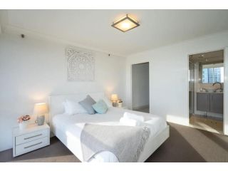 Resort Style Beach Apartment - Surfers Paradise Apartment, Gold Coast - 5