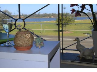 Sea Breeze on the Esplanade Guest house, Lakes Entrance - 5