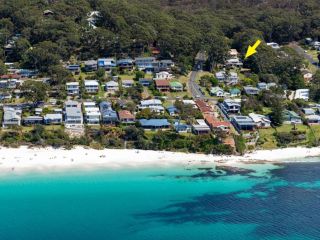 SEA DECK Hyams Beach 4pm Check Out Sundays Guest house, Hyams Beach - 1