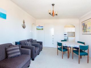 Seabreeze 4 Opposite Bowling Club Apartment, Tuncurry - 4