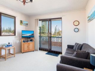 Seabreeze 4 Opposite Bowling Club Apartment, Tuncurry - 2