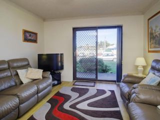 Seabreeze 6 Opposite Bowling Club Apartment, Tuncurry - 1