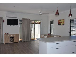 Seadaze 1 - Rainbow Beach, Gorgeous unit close to the beach, Aircon, Pool Guest house, Rainbow Beach - 4