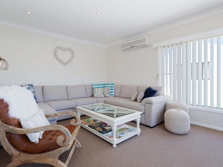 &#x27;SeaHaven&#x27;, 2 Richardson Ave - Large home with Aircon, Smart TV, WIFI, Netflix & Boat Parking Guest house, Anna Bay - imaginea 3