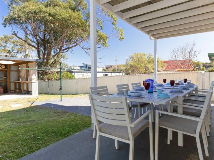 &#x27;SeaHaven&#x27;, 2 Richardson Ave - Large home with Aircon, Smart TV, WIFI, Netflix & Boat Parking Guest house, Anna Bay - imaginea 18