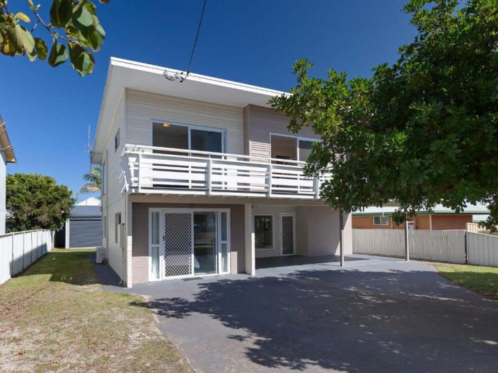 &#x27;SeaHaven&#x27;, 2 Richardson Ave - Large home with Aircon, Smart TV, WIFI, Netflix & Boat Parking Guest house, Anna Bay - imaginea 2