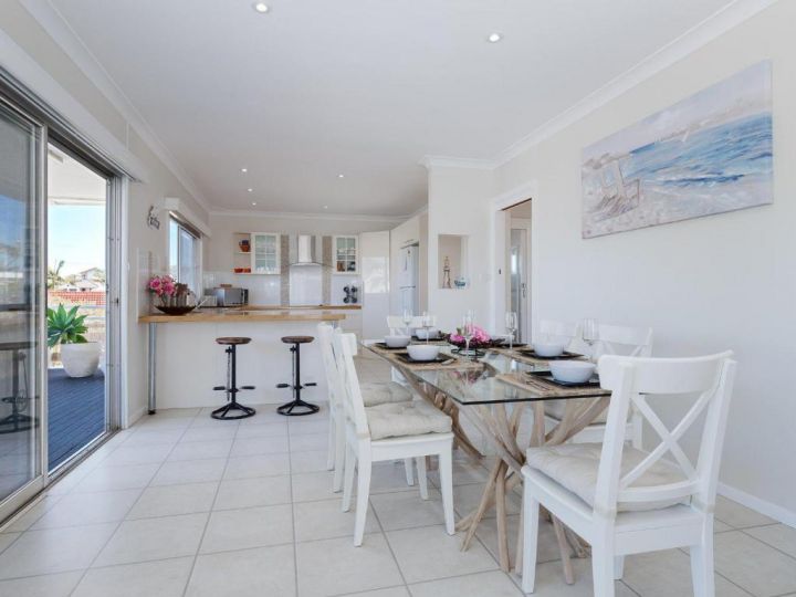 &#x27;SeaHaven&#x27;, 2 Richardson Ave - Large home with Aircon, Smart TV, WIFI, Netflix & Boat Parking Guest house, Anna Bay - imaginea 5
