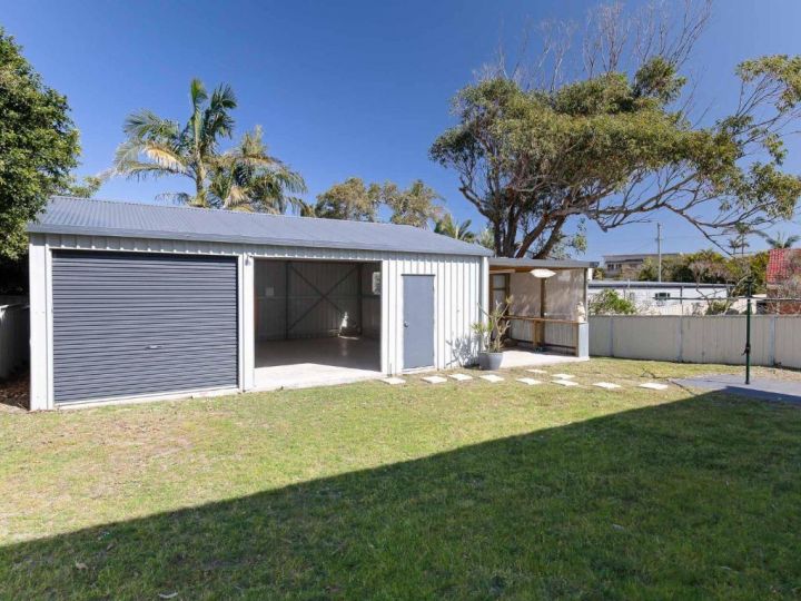 &#x27;SeaHaven&#x27;, 2 Richardson Ave - Large home with Aircon, Smart TV, WIFI, Netflix & Boat Parking Guest house, Anna Bay - imaginea 20