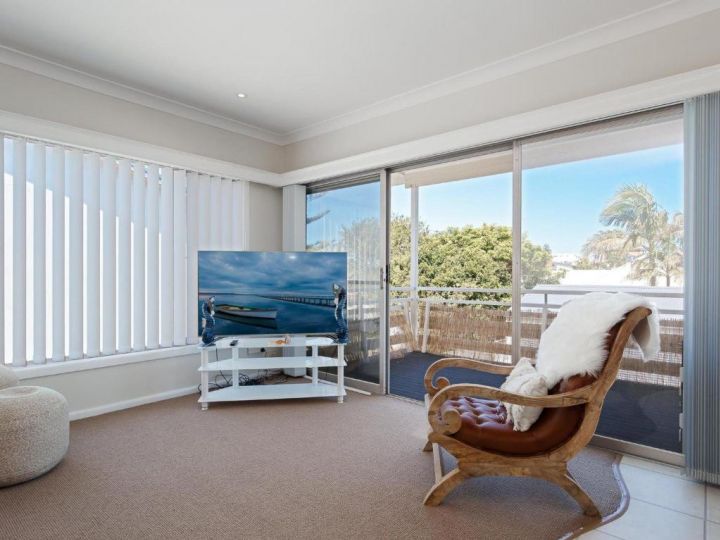&#x27;SeaHaven&#x27;, 2 Richardson Ave - Large home with Aircon, Smart TV, WIFI, Netflix & Boat Parking Guest house, Anna Bay - imaginea 6