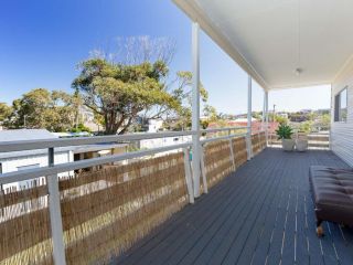 'SeaHaven', 2 Richardson Ave - Large home with Aircon, Smart TV, WIFI, Netflix & Boat Parking Guest house, Anna Bay - 1