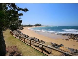 Seashells Unit 3, 18 Queen of Colonies Parade. Moffat Beach Apartment, Caloundra - 4