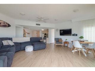 2 Bedroom Beachside Apartment with Air Conditioning and Great Ocean Views Apartment, Alexandra Headland - 5