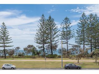2 Bedroom Beachside Apartment with Air Conditioning and Great Ocean Views Apartment, Alexandra Headland - 4