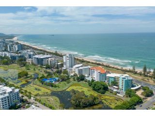 2 Bedroom Beachside Apartment with Air Conditioning and Great Ocean Views Apartment, Alexandra Headland - 1