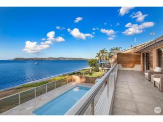 Seaside Sanctuary - Waterfront Luxury Home with Heated Pool Guest house, Salamander Bay - 2