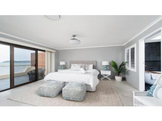 Seaside Sanctuary - Waterfront Luxury Home with Heated Pool Guest house, Salamander Bay - 5