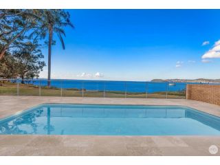 Seaside Sanctuary - Waterfront Luxury Home with Heated Pool Guest house, Salamander Bay - 1