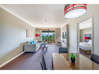 Seaside Serenity with Pool and Esplanade Views Apartment, Darwin - 1