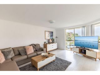Seaspray 1 4 Intrepid Close large unit only 50 mtrs to the waters edge Apartment, Nelson Bay - 4