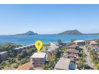 Seaspray 1 4 Intrepid Close large unit only 50 mtrs to the waters edge Apartment, Nelson Bay - 2