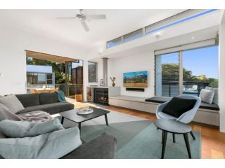 Seaview Tce Spectacular Home with Stunning Ocean and Headland Views Guest house, Sunshine Beach - 3