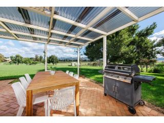 Secluded Home with BBQ, Idyllic Views Over Mudgee Guest house, Mudgee - 1