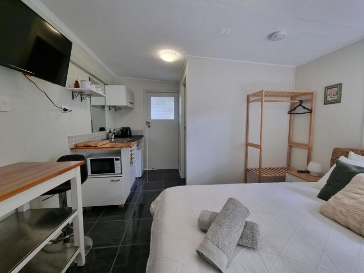 Self contained room with bathroom and kitchenette Guest house, Redcliffe - imaginea 2