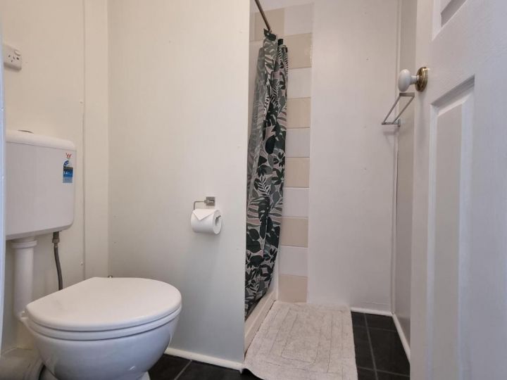 Self contained room with bathroom and kitchenette Guest house, Redcliffe - imaginea 11