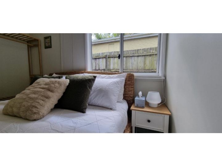 Self contained room with bathroom and kitchenette Guest house, Redcliffe - imaginea 4