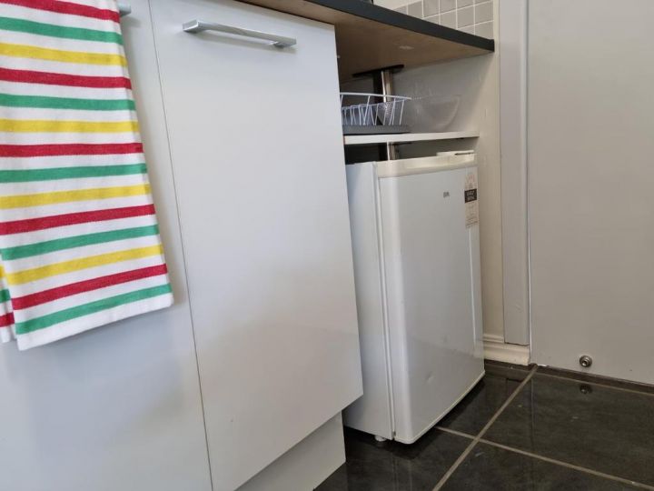 Self contained room with bathroom and kitchenette Guest house, Redcliffe - imaginea 10