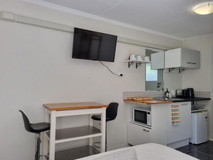 Self contained room with bathroom and kitchenette Guest house, Redcliffe - imaginea 6
