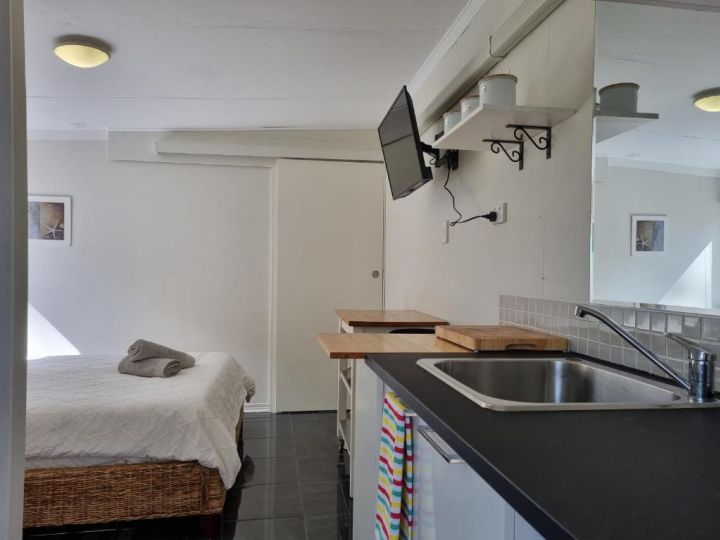 Self contained room with bathroom and kitchenette Guest house, Redcliffe - imaginea 1