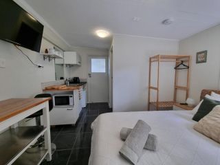 Self contained room with bathroom and kitchenette Guest house, Redcliffe - 2