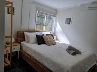 Self contained room with bathroom and kitchenette Guest house, Redcliffe - 3