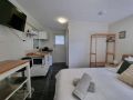 Self contained room with bathroom and kitchenette Guest house, Redcliffe - thumb 2