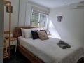 Self contained room with bathroom and kitchenette Guest house, Redcliffe - thumb 3